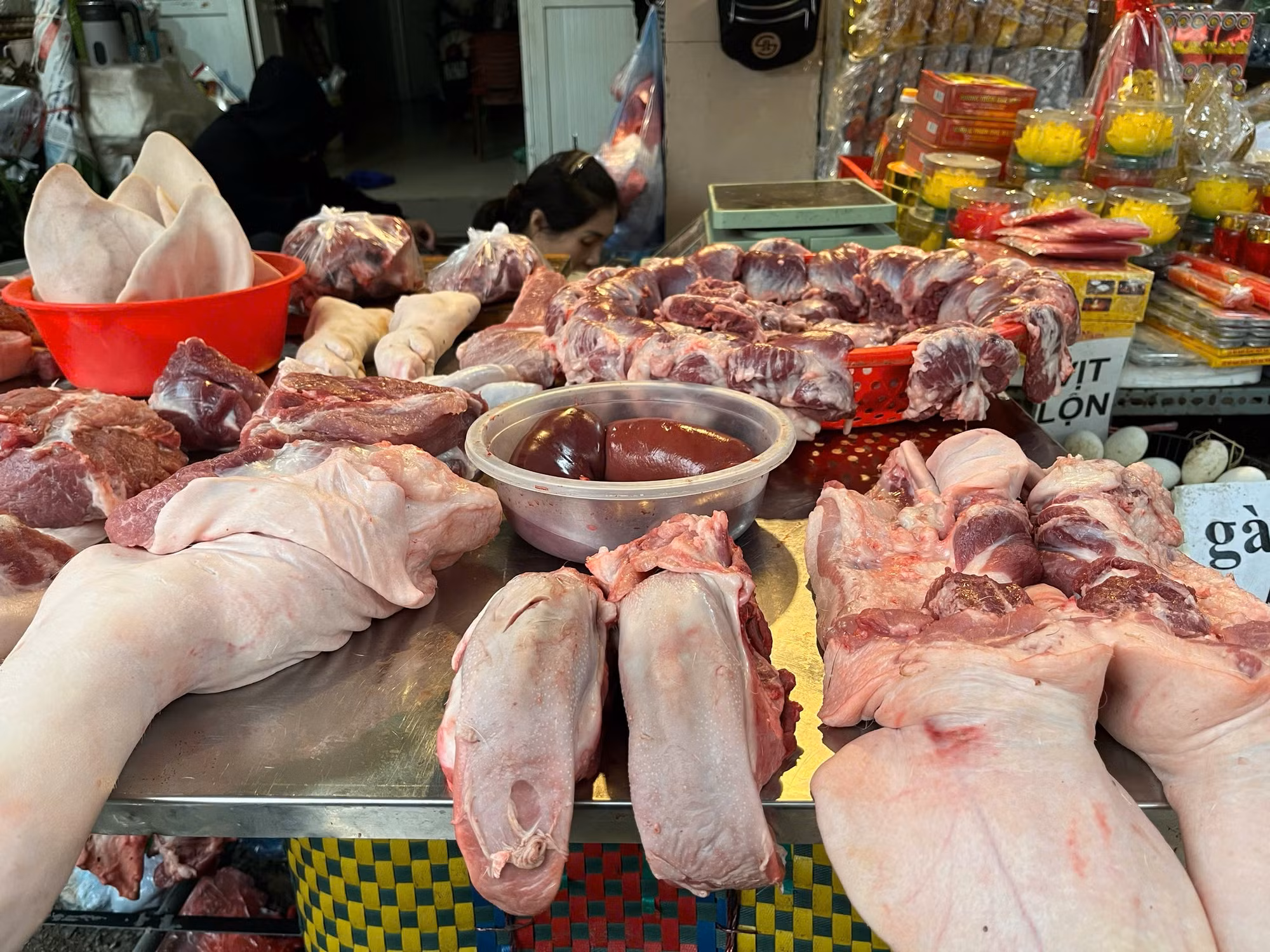 Ngày 28 Tết: Chợ hoa tấp nập, thực phẩm bình ổn giá -0