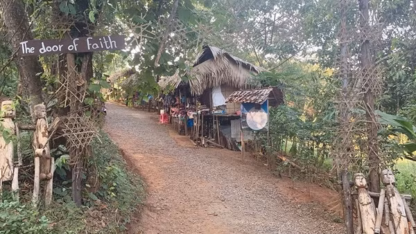 Khám phá làng “cổ dài” độc lạ Akha