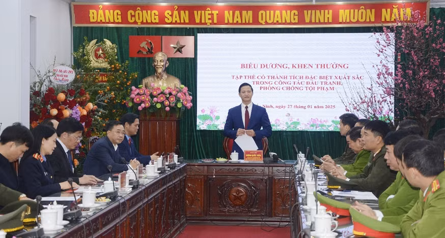 làm việc.png -0