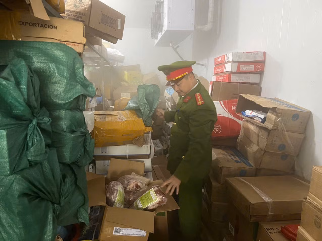 Kịp thời ngăn chặn gần 2 tấn thịt gà, lợn bốc mùi tuồn ra thị trường Tết -0