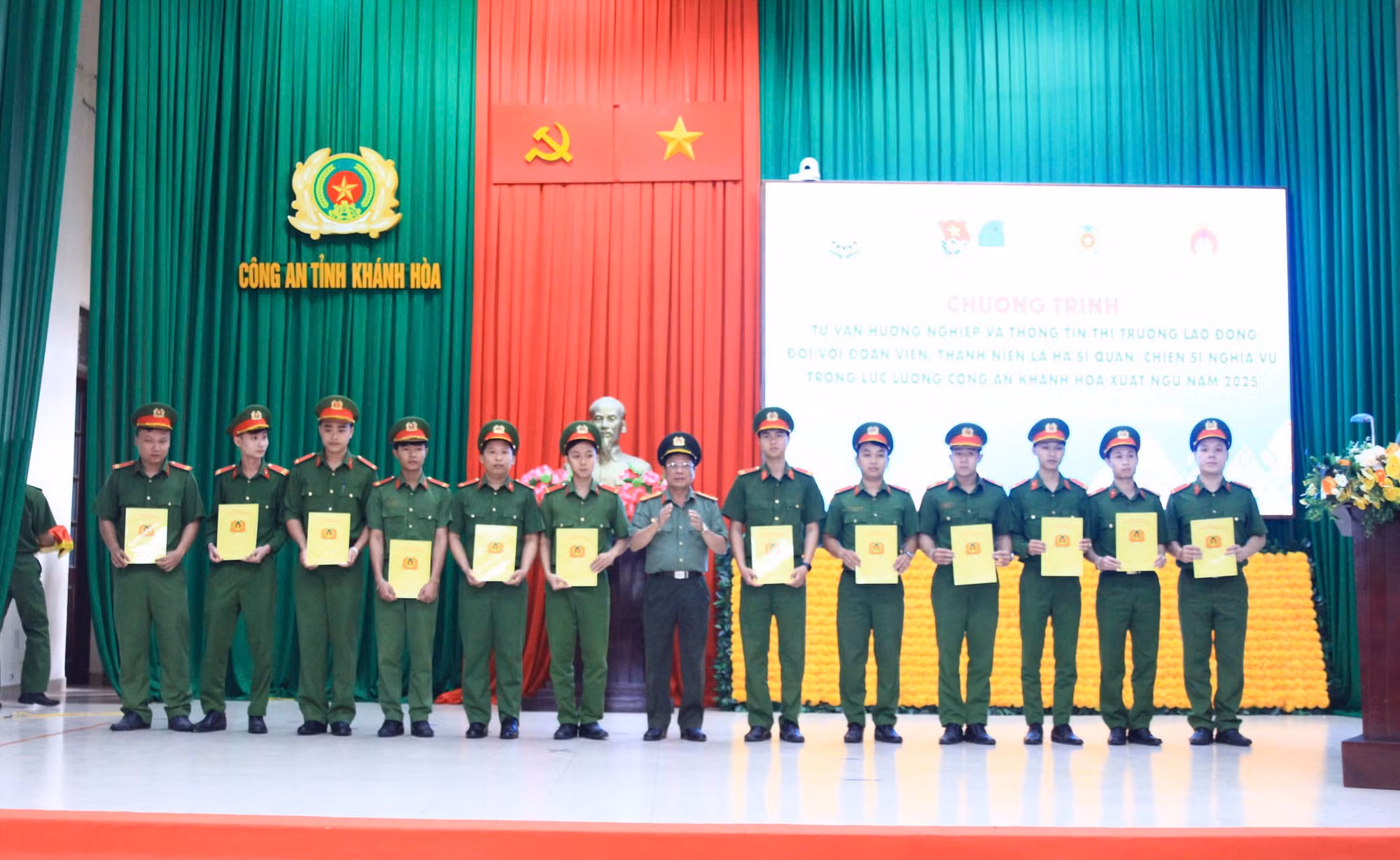 Tư vấn hướng nghiệp cho gần 200 chiến sĩ nghĩa vụ Công an tỉnh Khánh Hòa xuất ngũ -0