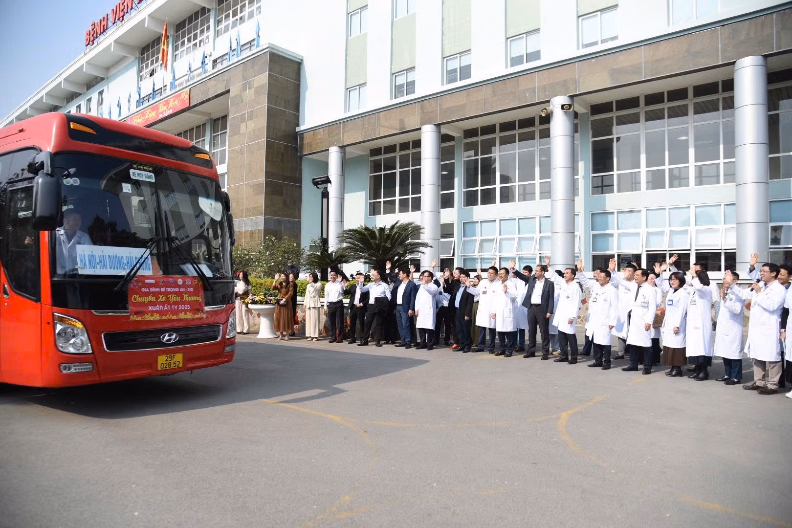 Bữa cơm tất niên và những chuyến xe miễn phí cho bệnh nhân ung thư về quê ăn Tết -0