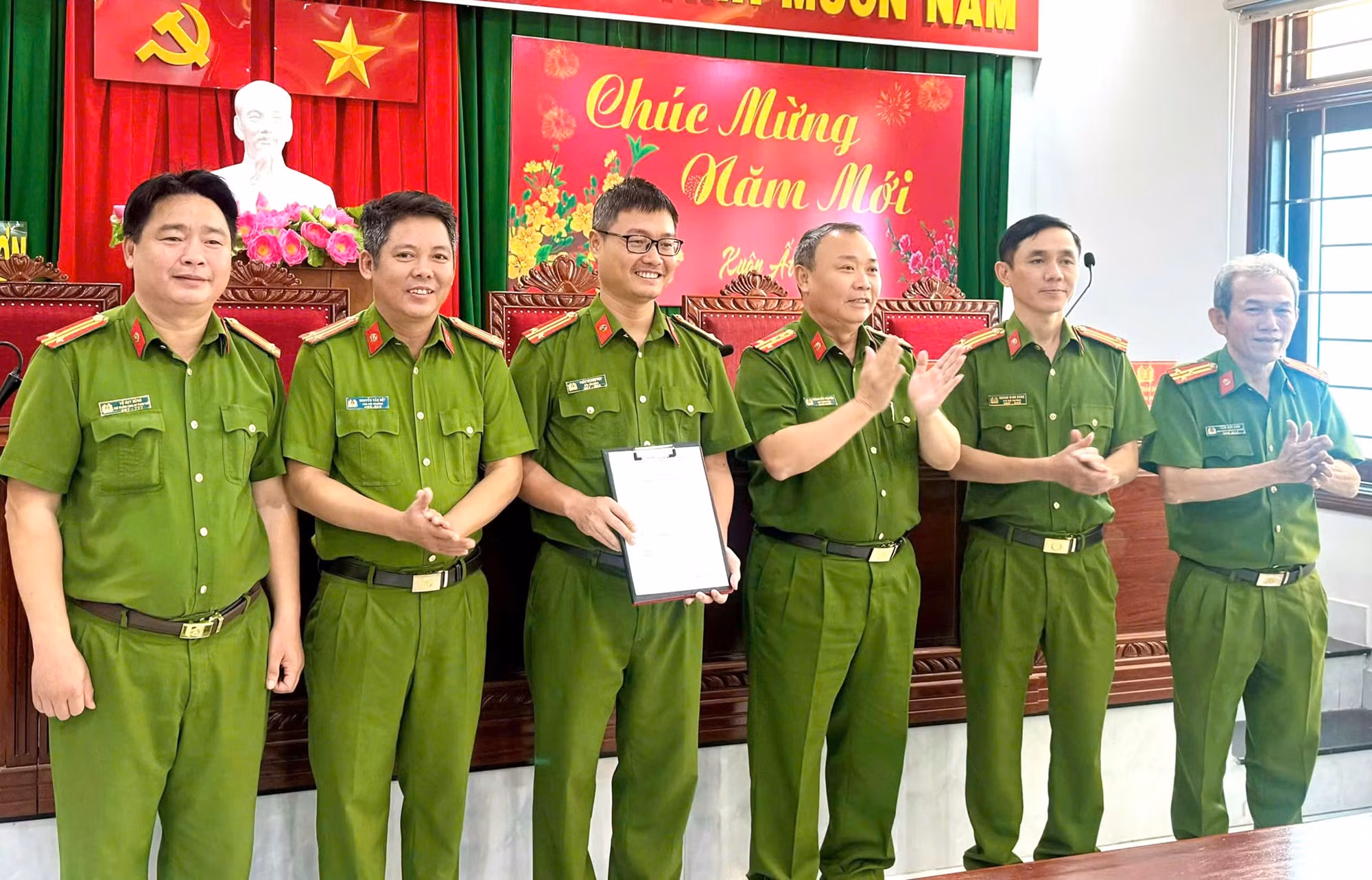 Khen thưởng Ban chuyên án triệt phá đường dây môi giới mại dâm -0