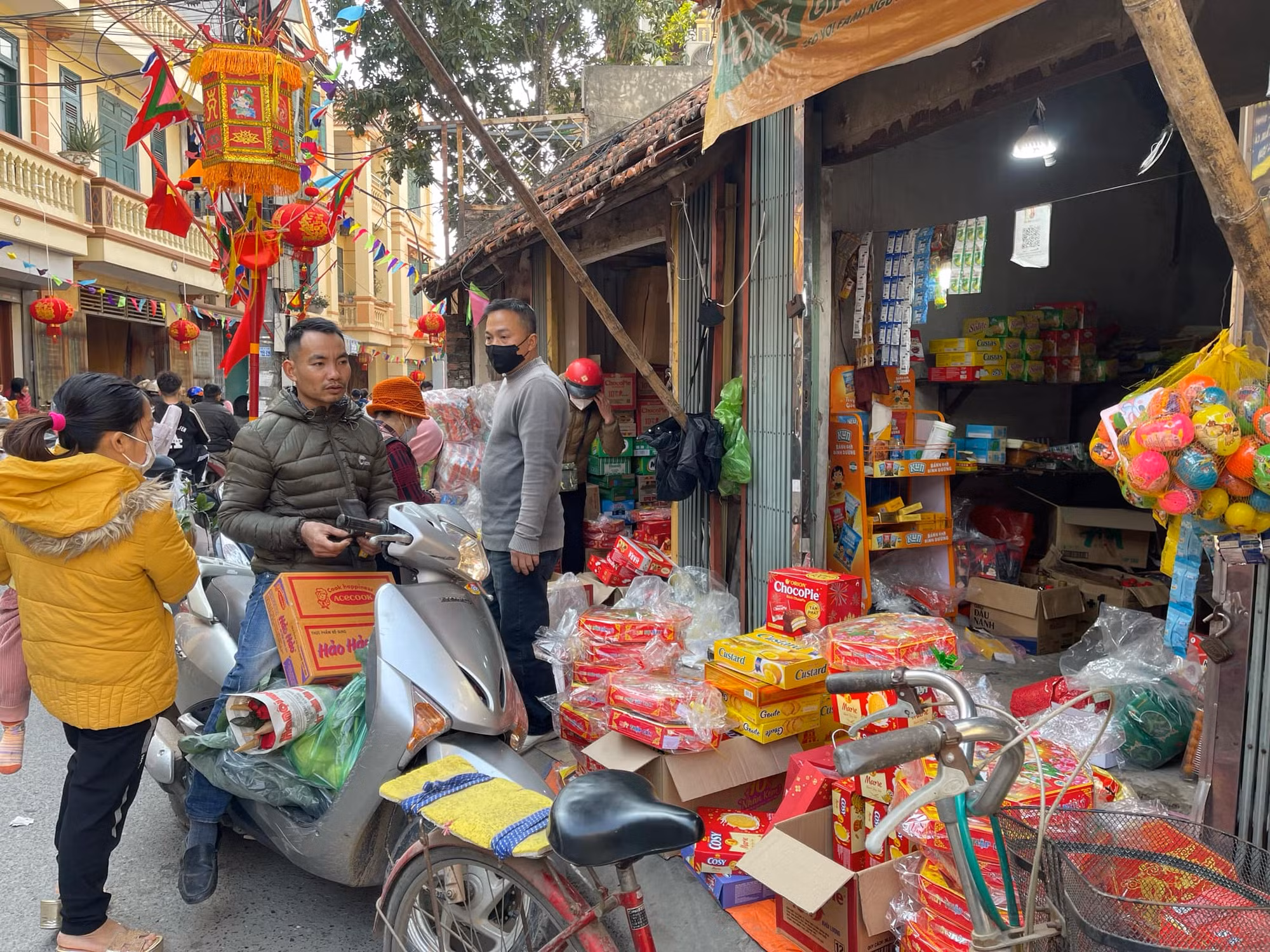 Thị trường hàng hoá ngày 29 Tết: Hàng hoá tươi sống, rau củ đắt khách -0