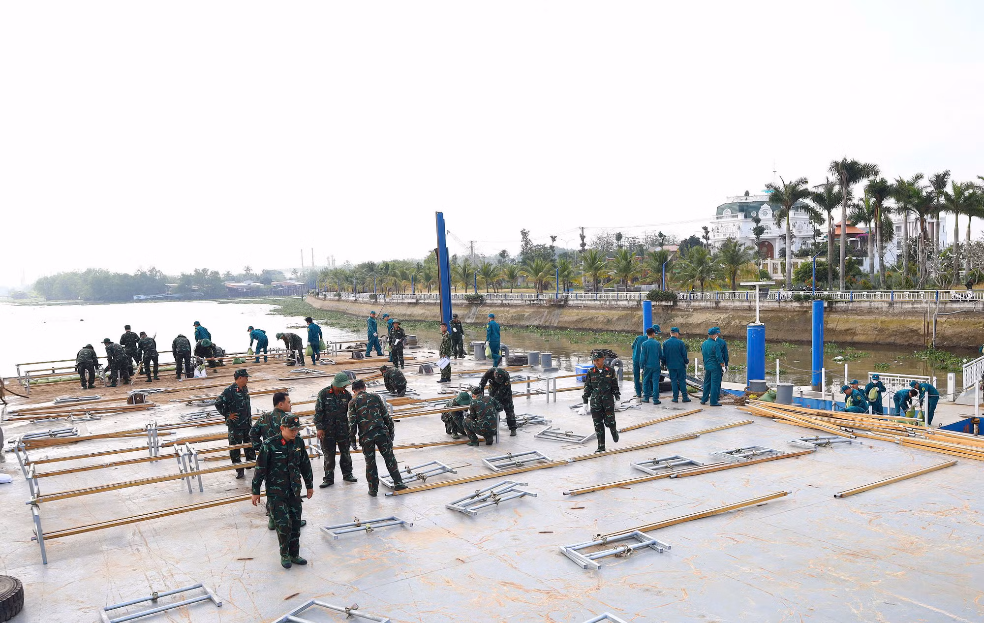Cần Thơ dùng sà lan 2.000 tấn để bắn pháo hoa phục vụ người dân -3