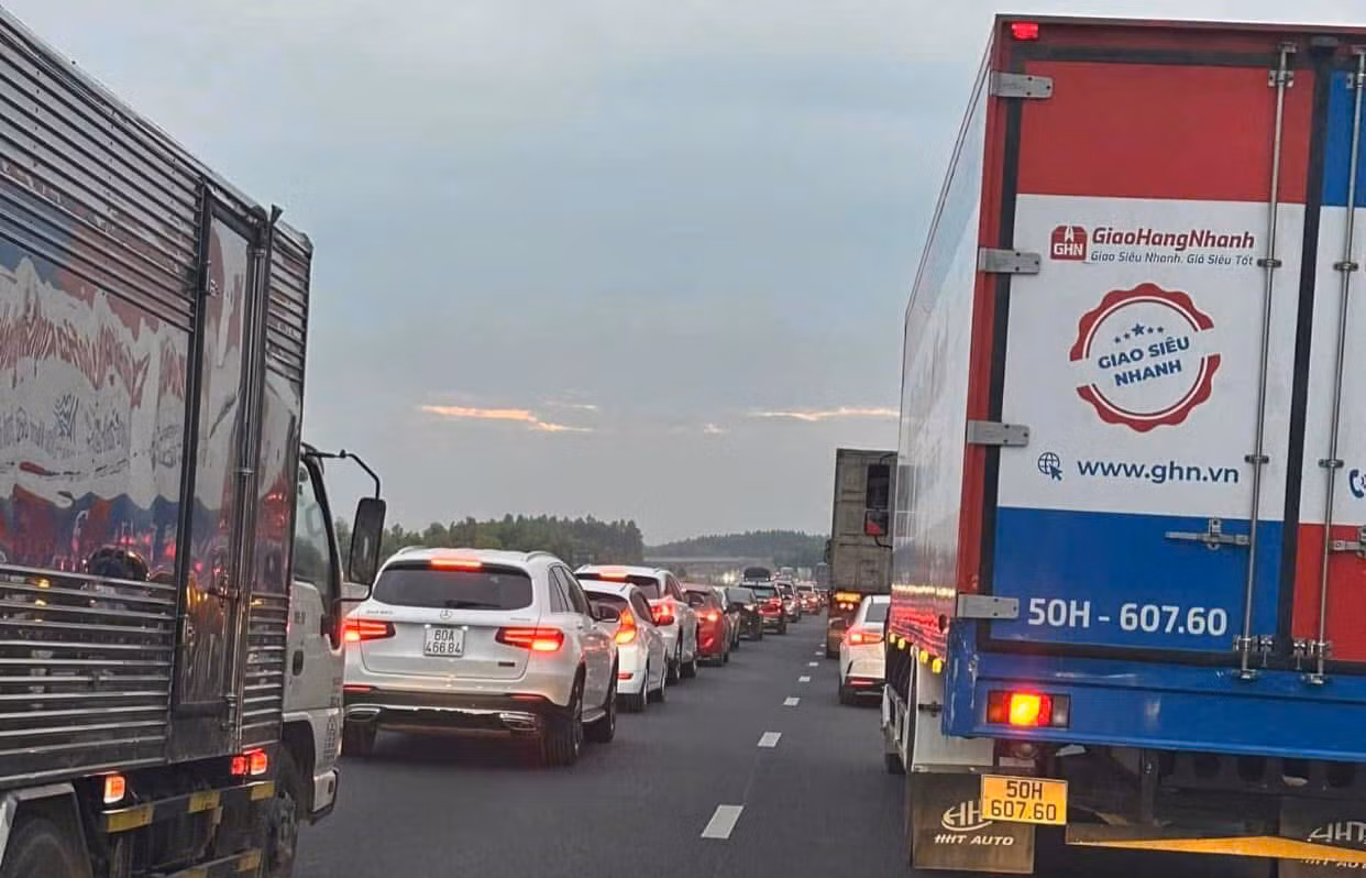 Liên tiếp xảy ra tại nạn liên hoàn khiến cao tốc TP Hồ Chí Minh đi Phan Thiết ùn tắc kéo dài -0