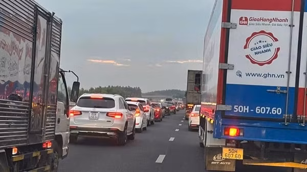 Tai nạn liên hoàn khiến cao tốc TP Hồ Chí Minh - Phan Thiết ùn tắc kéo dài