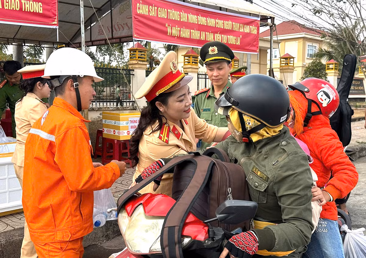 &nbsp;Công an Đắk Nông tiếp sức cho người dân trên đường về quê đón Tết -1