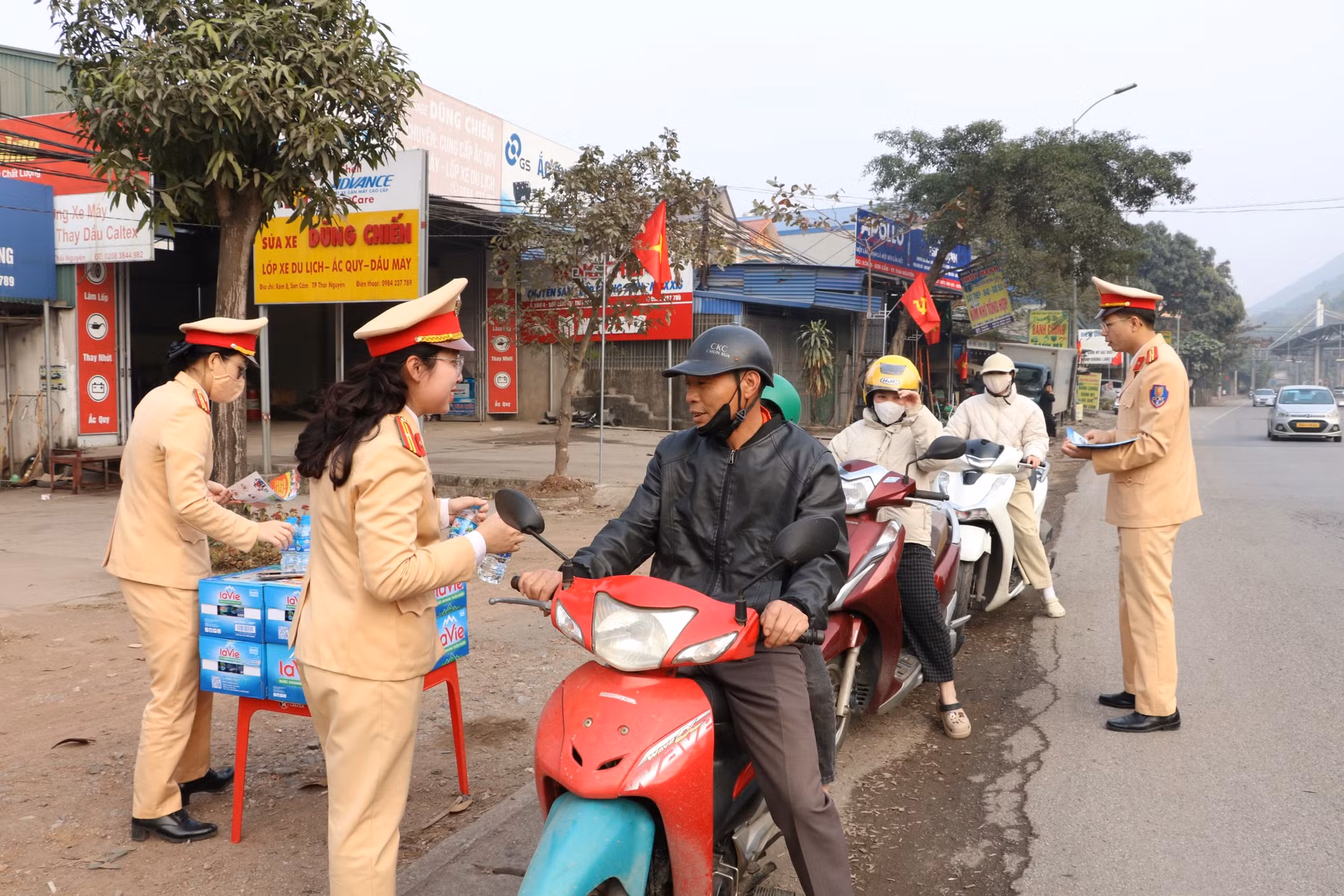 CSGT Thái Nguyên hỗ trợ người dân về quê đón Tết -0