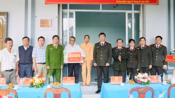 Trao nhà nghĩa tình đồng đội tặng thân nhân liệt sĩ CAND