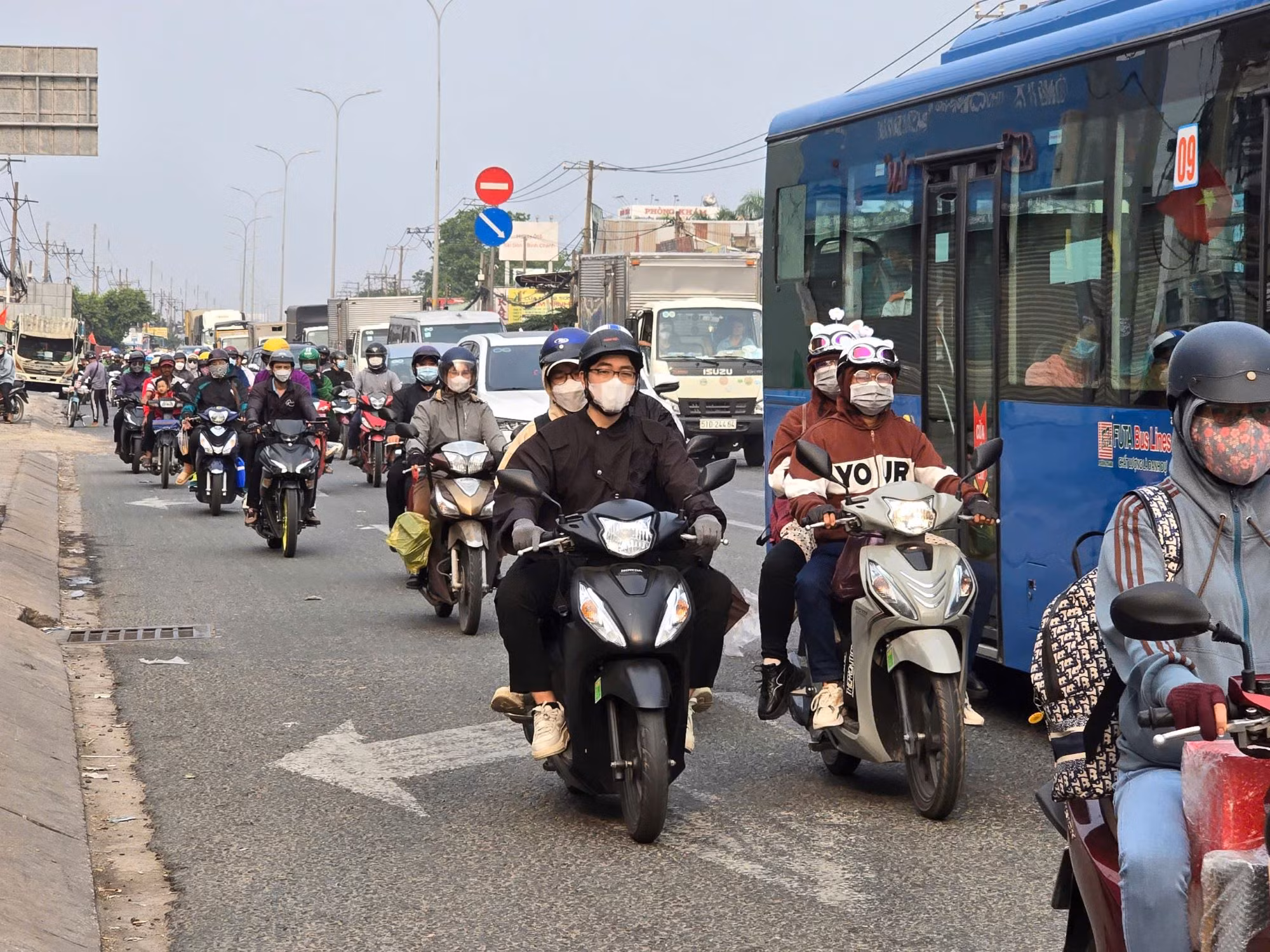 Dân đi xe máy về quê đón Tết hào hứng đón nhận “nghĩa tình” từ người nước ngoài -0