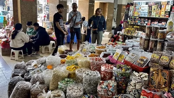Bánh mứt kẹo không che đậy, mất an toàn thực phẩm bày bán tràn lan
