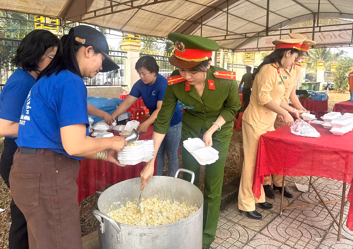 &nbsp;Công an Đắk Nông tiếp sức cho người dân trên đường về quê đón Tết -1