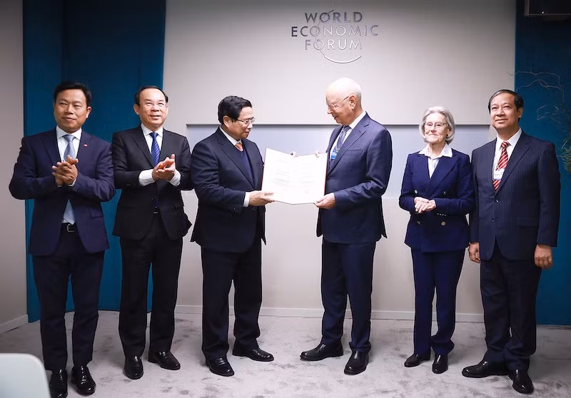 Thủ tướng Phạm Minh Chính trao bằng Tiến sĩ Danh dự của Đại học Quốc gia Hà Nội tặng Giáo sư Klaus Schwab -0