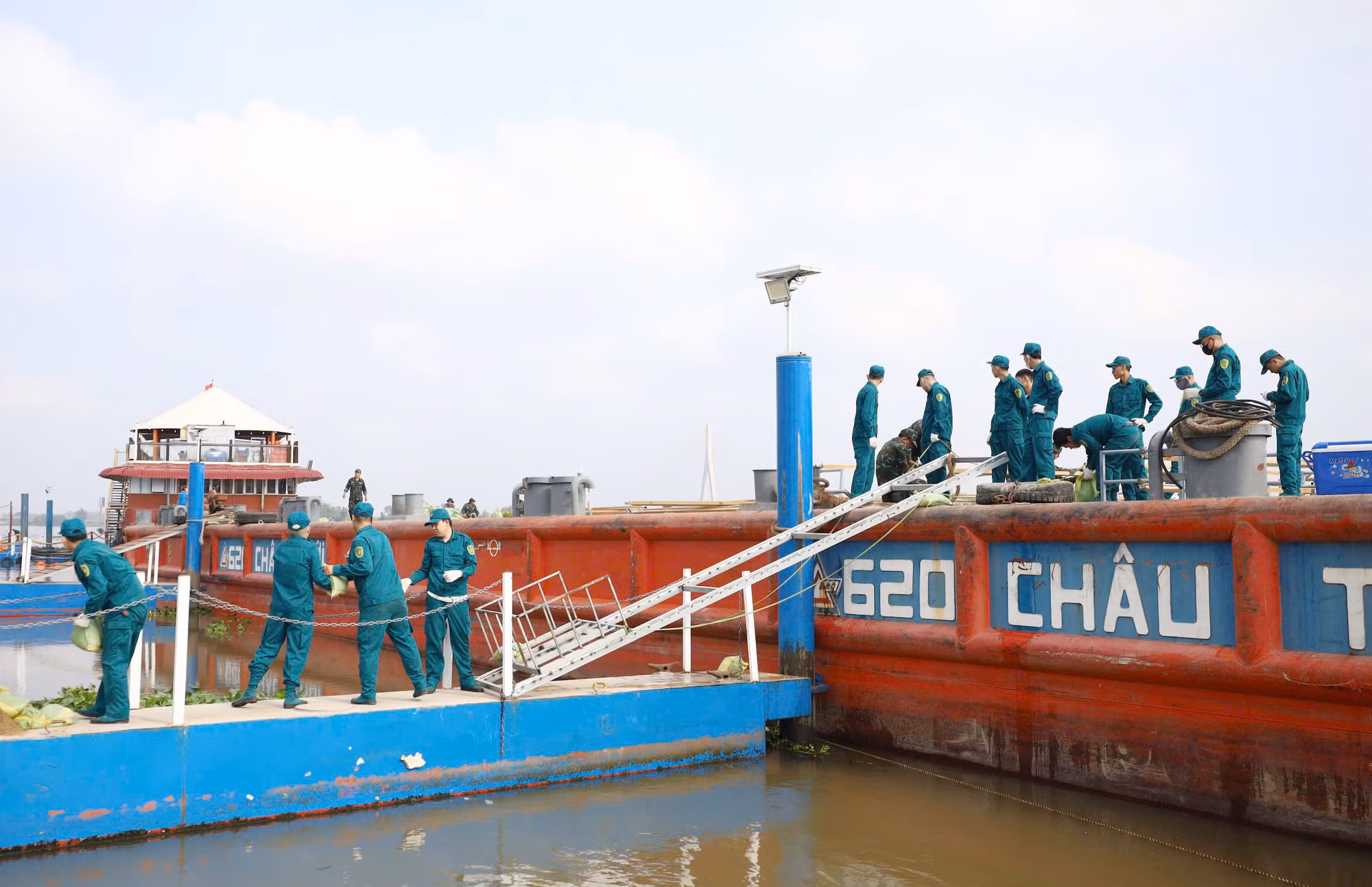 Cần Thơ dùng sà lan 2.000 tấn để bắn pháo hoa phục vụ người dân -0