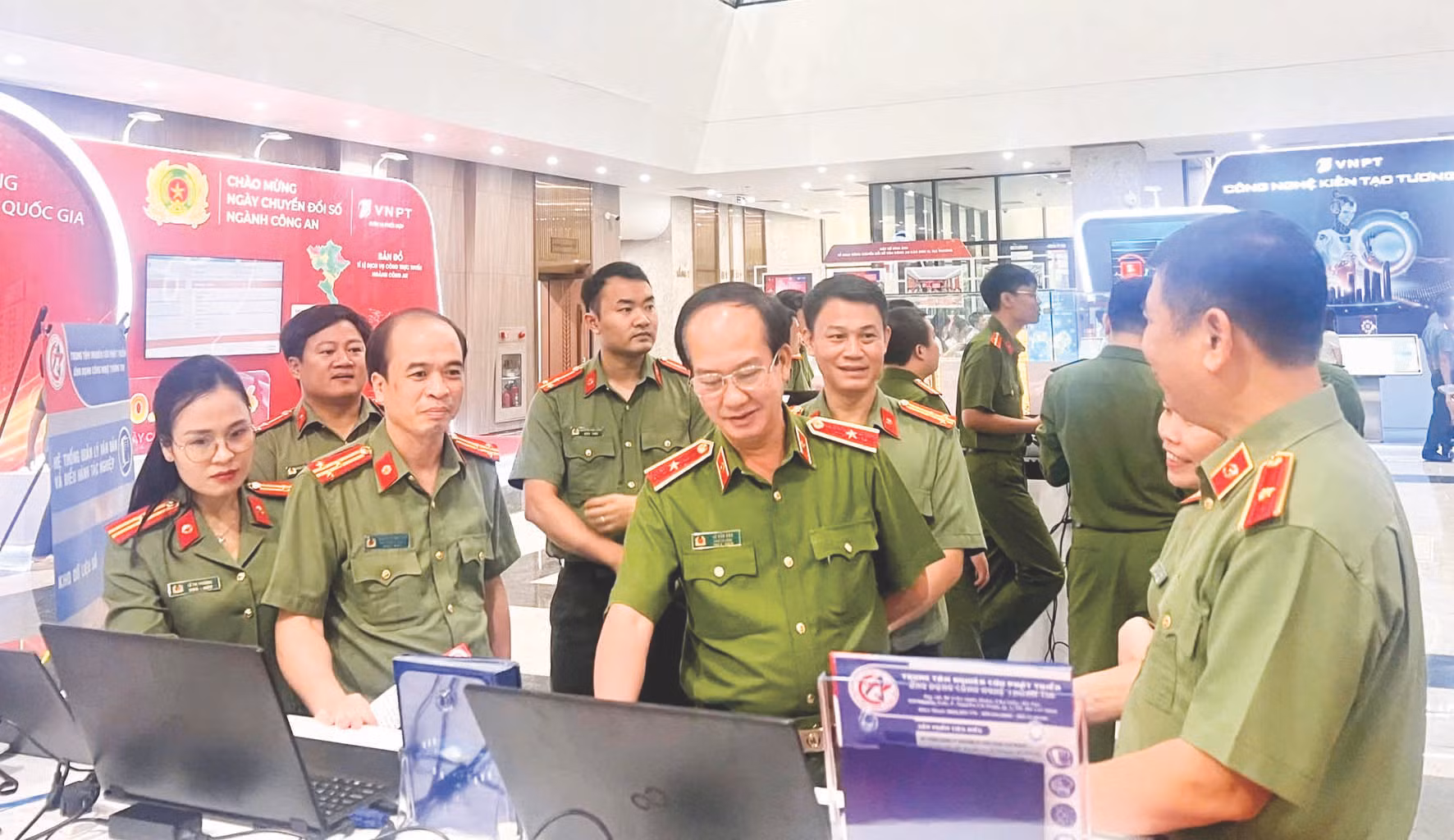 1 lanh dao, cbcs tham quan trai nghiem chot.jpg -0