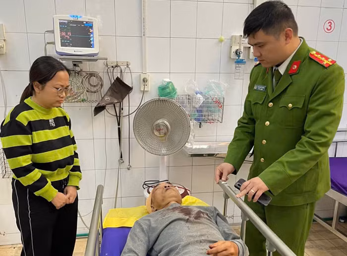 Cán bộ Công an kịp thời cứu giúp người bị tai nạn giao thông -0