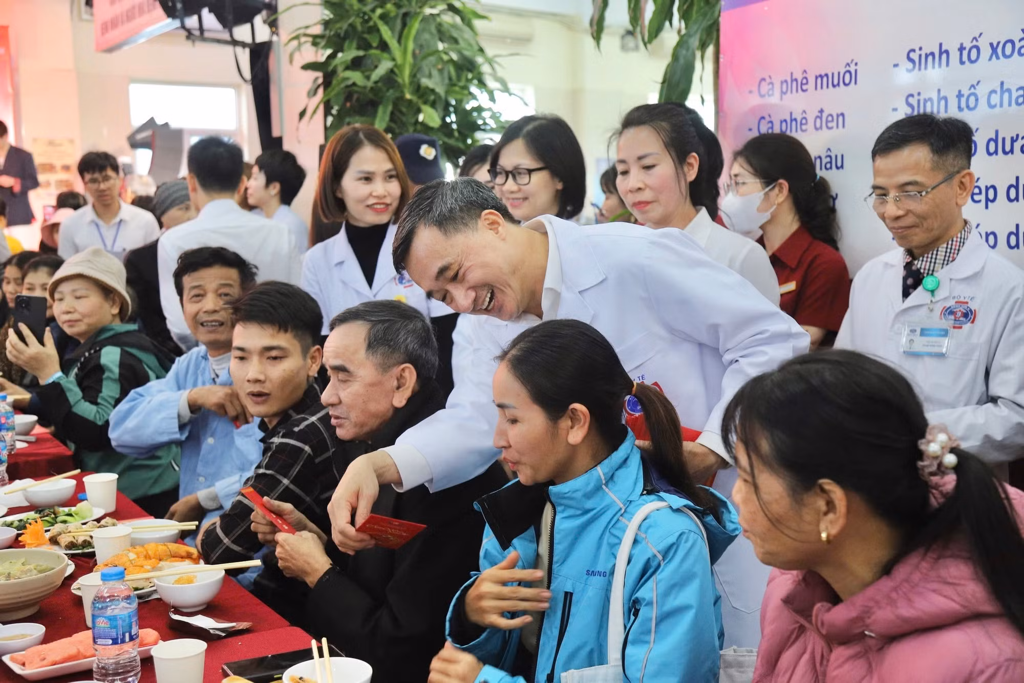 Bữa cơm tất niên và những chuyến xe miễn phí cho bệnh nhân ung thư về quê ăn Tết -0