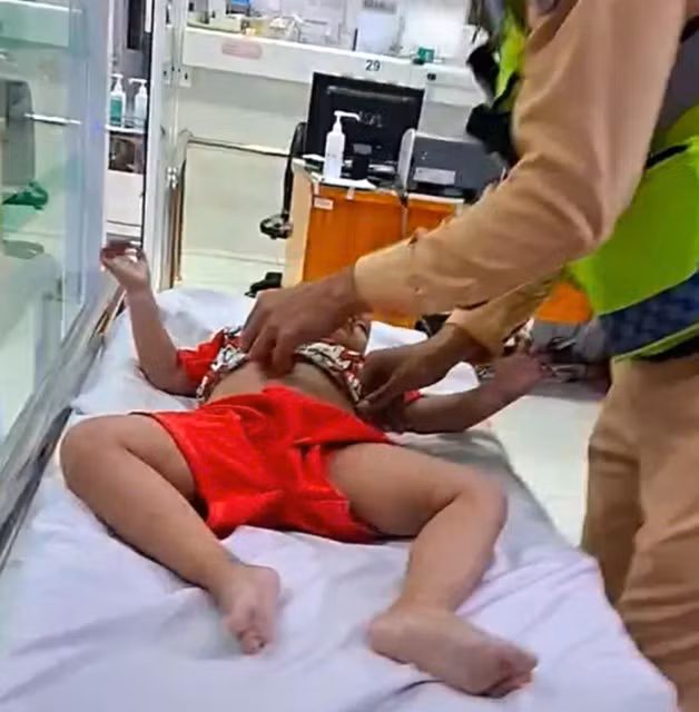 CSGT mở đường đưa xe chở cháu bé 3 tuổi vào bệnh viện cấp cứu kịp thời -0