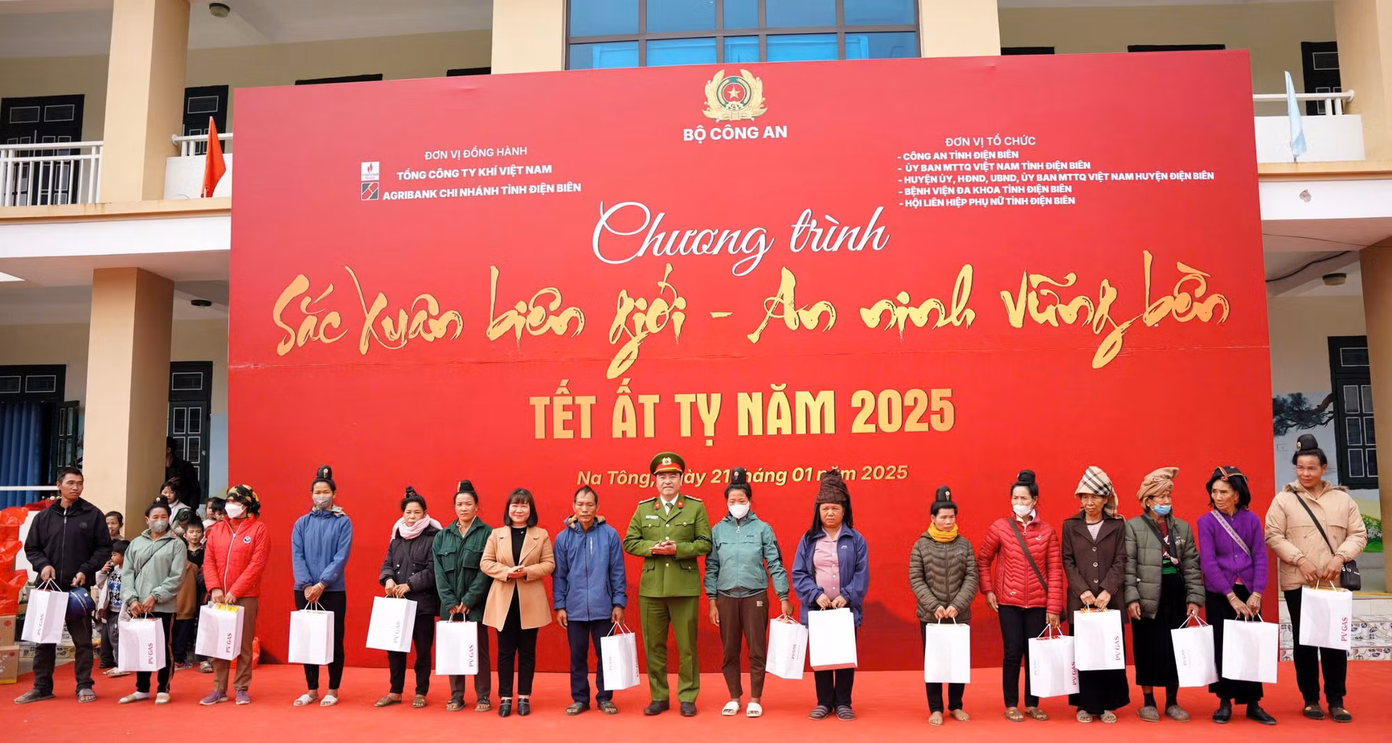 Ấm áp chương trình “Sắc xuân biên giới - An ninh vững bền” tại xã Na Tông, Điện Biên -0