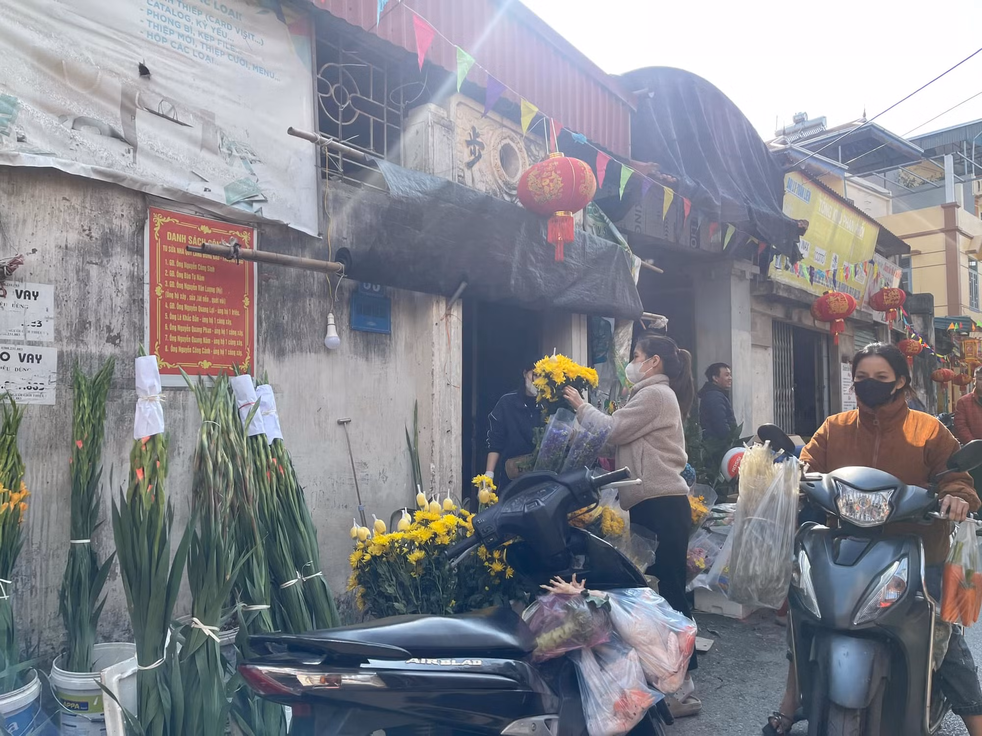 Thị trường hàng hoá ngày 29 Tết: Hàng hoá tươi sống, rau củ đắt khách -0