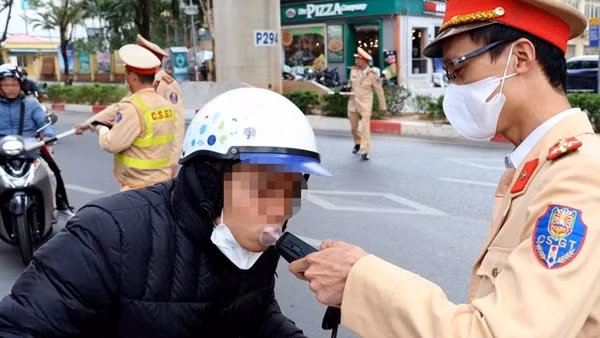 Nhiều tài xế "khai xuân" bằng rượu vì nghĩ CSGT du di bỏ qua