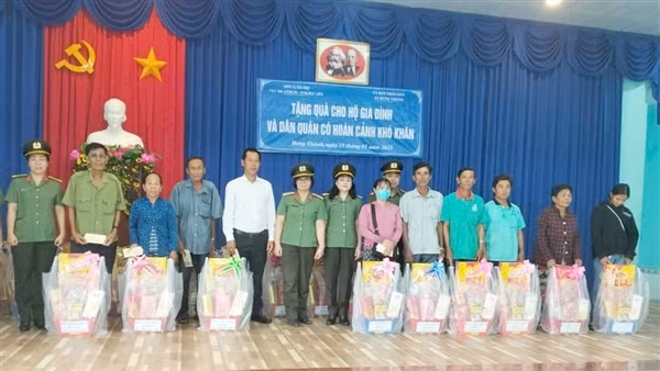 Cục Hồ sơ nghiệp vụ trao quà Tết tặng người nghèo tại Bạc Liêu