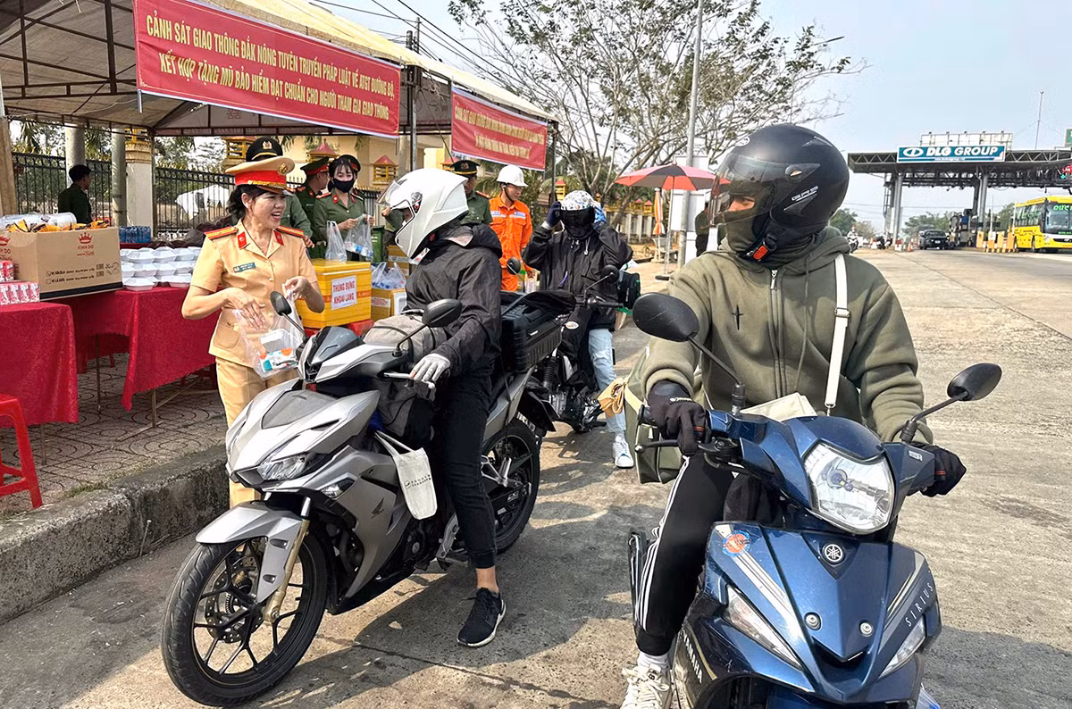 &nbsp;Công an Đắk Nông tiếp sức cho người dân trên đường về quê đón Tết -0