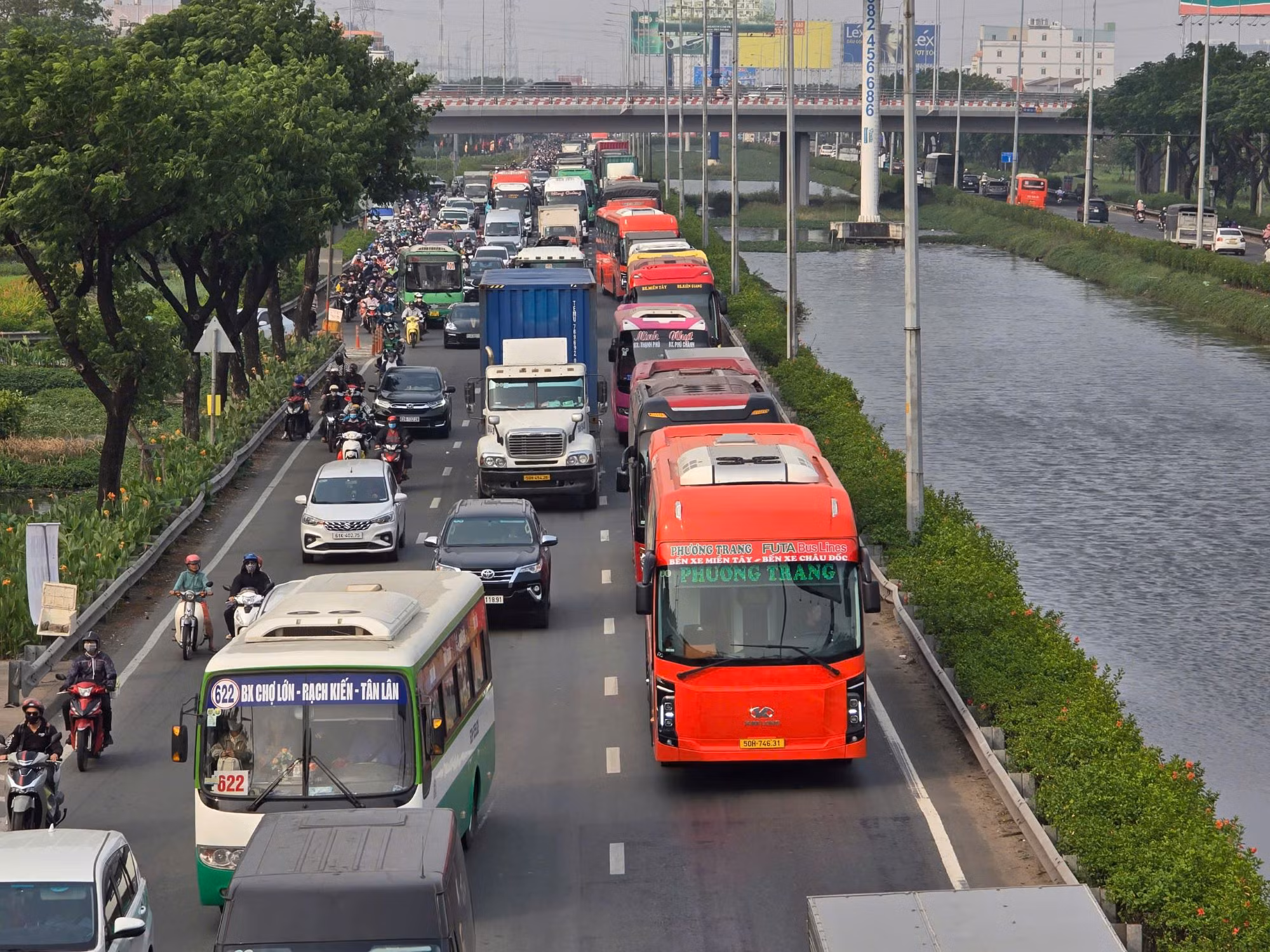 Dân đi xe máy về quê đón Tết hào hứng đón nhận “nghĩa tình” từ người nước ngoài -0