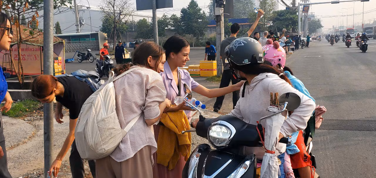 Dân đi xe máy về quê đón Tết hào hứng đón nhận “nghĩa tình” từ người nước ngoài -2