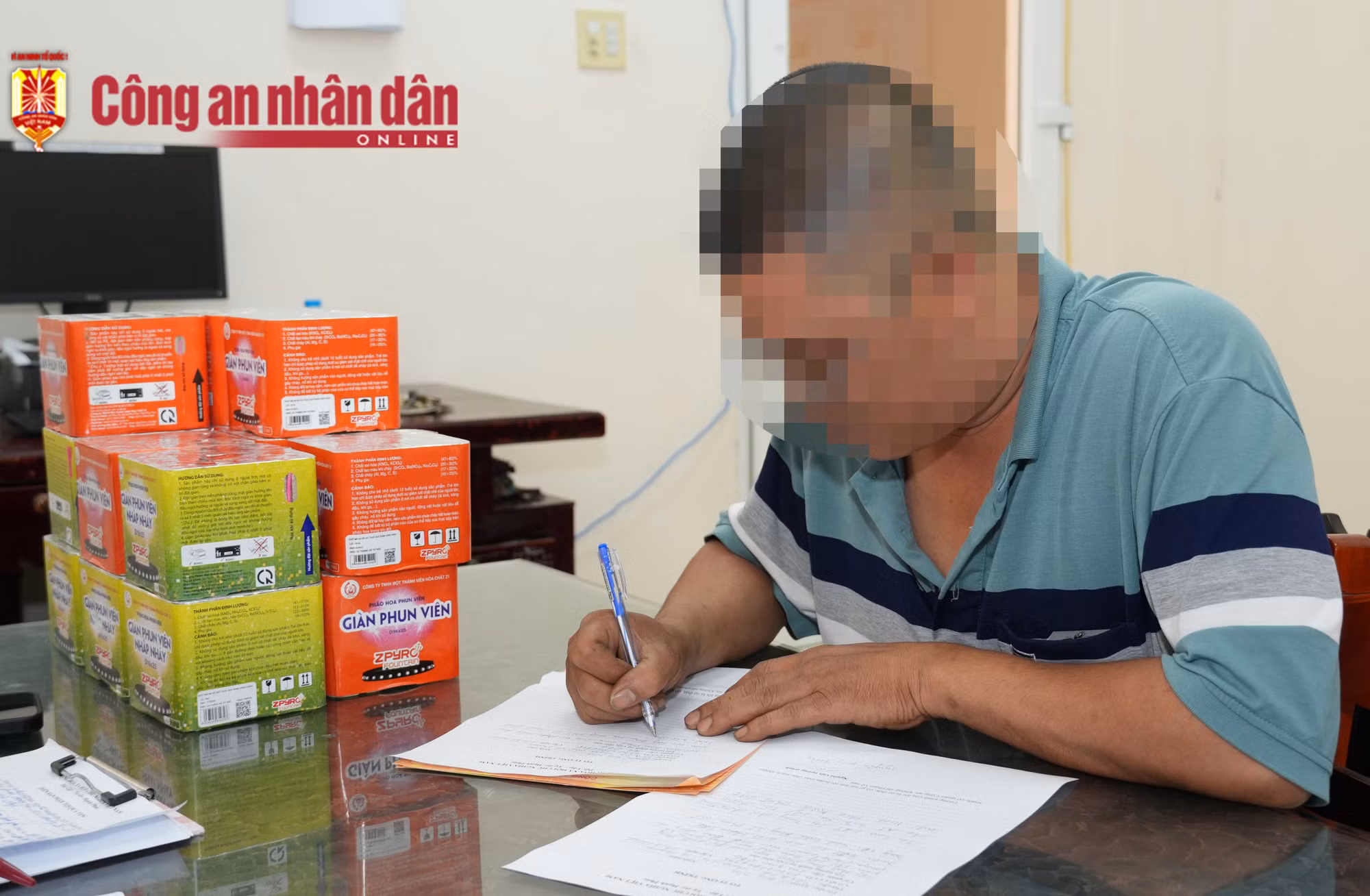 Bắt quả tang cơ sở kinh doanh pháo hoa không phép -0