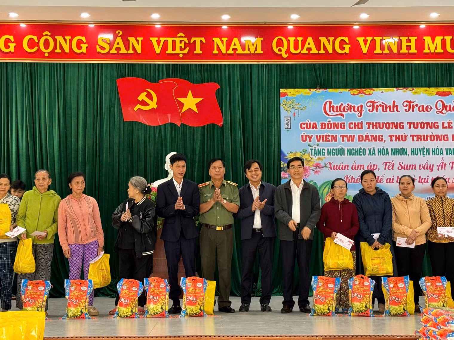 Đem “Xuân ấm áp, Tết sum vầy Ất Tỵ 2025 – Không để ai bị bỏ lại phía sau” đến bà con nghèo xã Hòa Nhơn -0