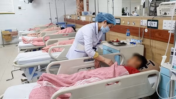 32 học sinh nghi uống nhầm thuốc diệt chuột, 1 trẻ co giật, 2 trẻ tổn thương não