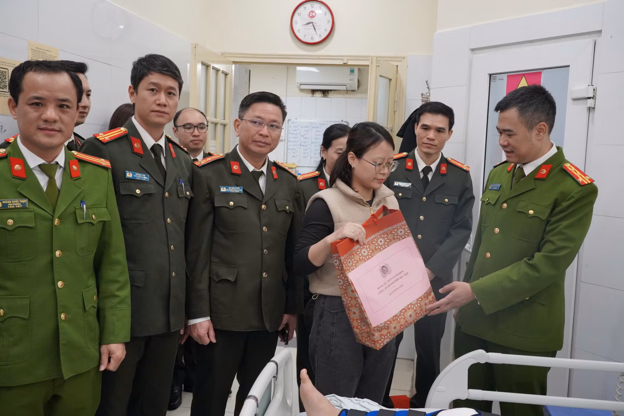 Lãnh đạo Công an TP Hà Nội thăm cán bộ bị thương trong khi làm nhiệm vụ -0