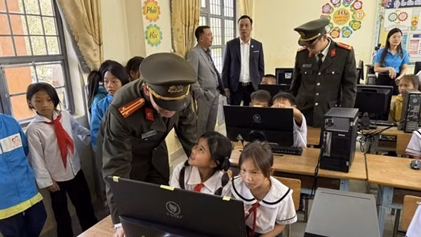 Công an Lâm Đồng tặng máy tính cho điểm trường vùng DTTS