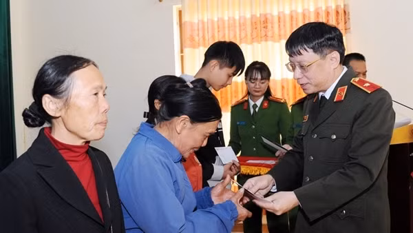 300 phần quà Tết thấm đượm nghĩa tình đến với bà con nghèo tỉnh Lạng Sơn