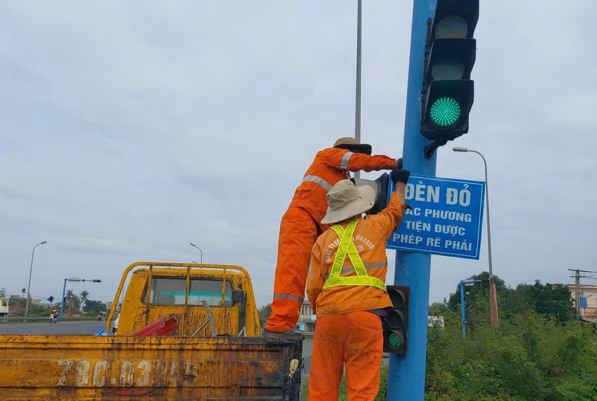 Lắp biển báo cho phép các phương tiện rẽ phải khi đèn đỏ tại 7 giao lộ trên quốc lộ 1A qua Phú Yên -0