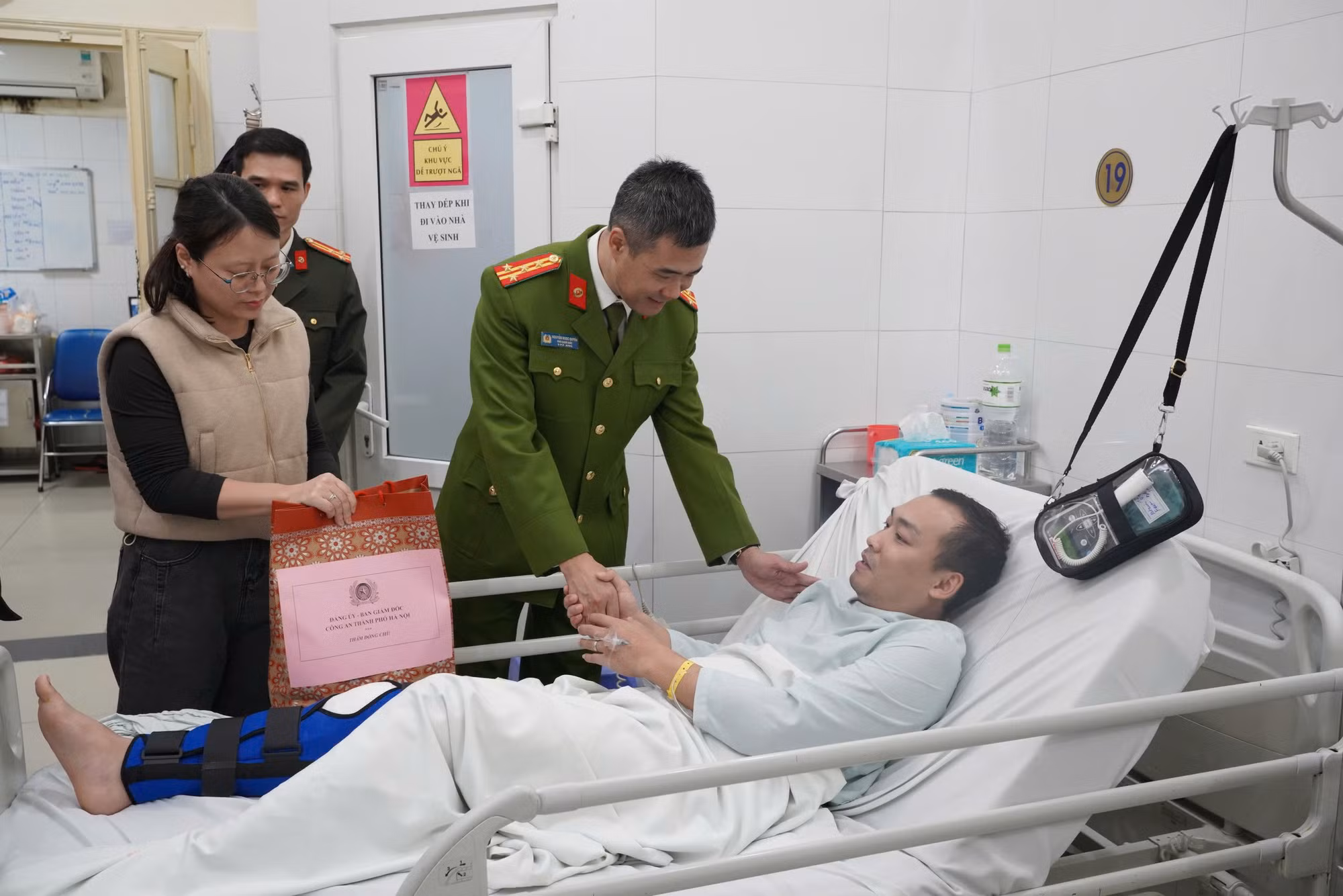 Lãnh đạo Công an TP Hà Nội thăm cán bộ bị thương trong khi làm nhiệm vụ -0