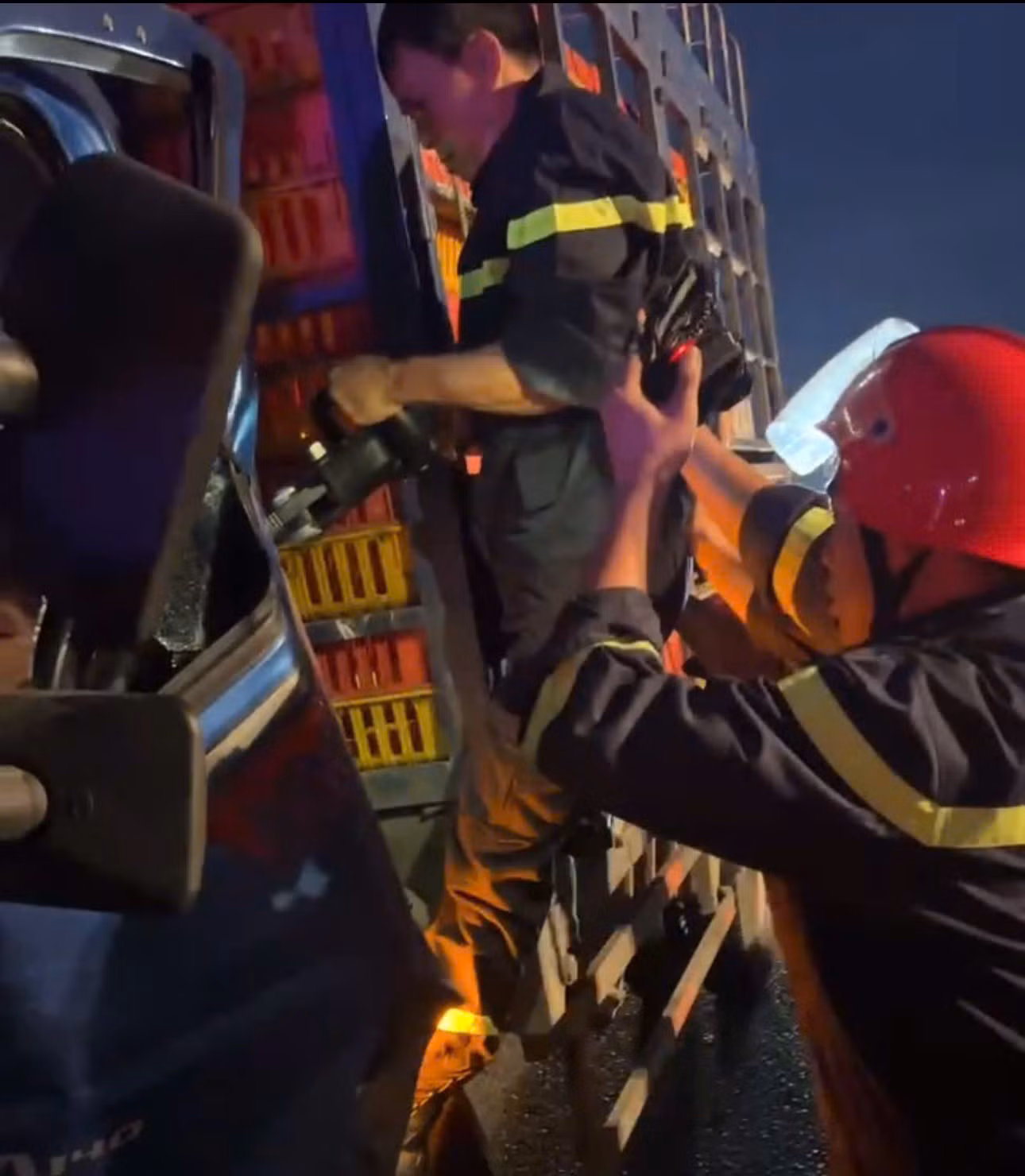 Cảnh sát PCCC - CNCH giải cứu thành công tài xế xe tải TNGT trên đường cao tốc Đà Nẵng – Quảng Ngãi. -1