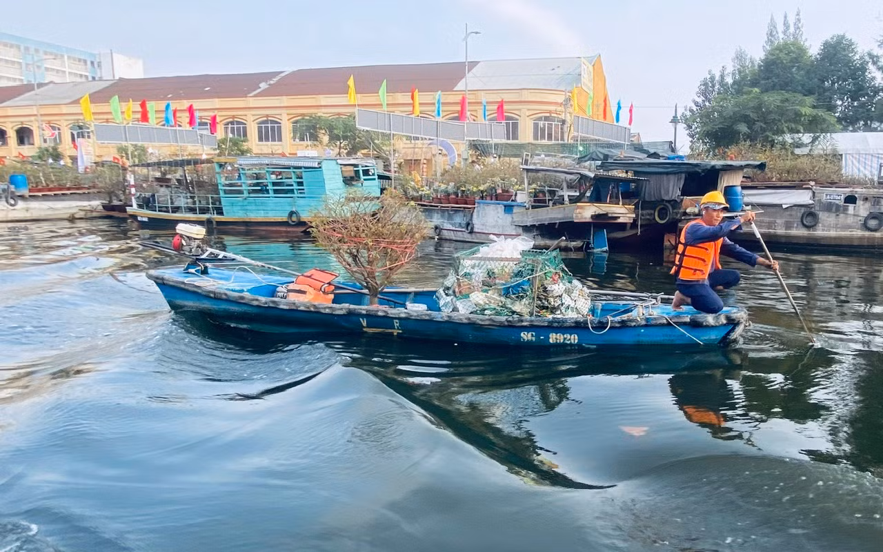 Đừng làm xấu chợ hoa xuân “Trên bến dưới thuyền” vì vứt rác bừa bãi xuống kênh -2