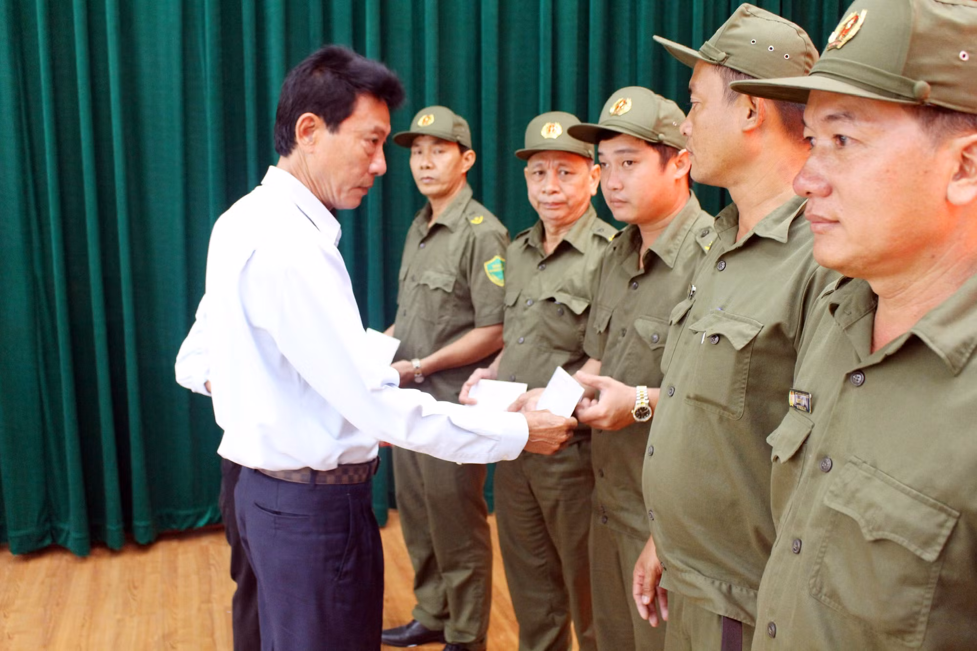 Chăm lo Tết cho CBCS, lực lượng tham gia bảo vệ ANTT có hoàn cảnh khó khăn -0