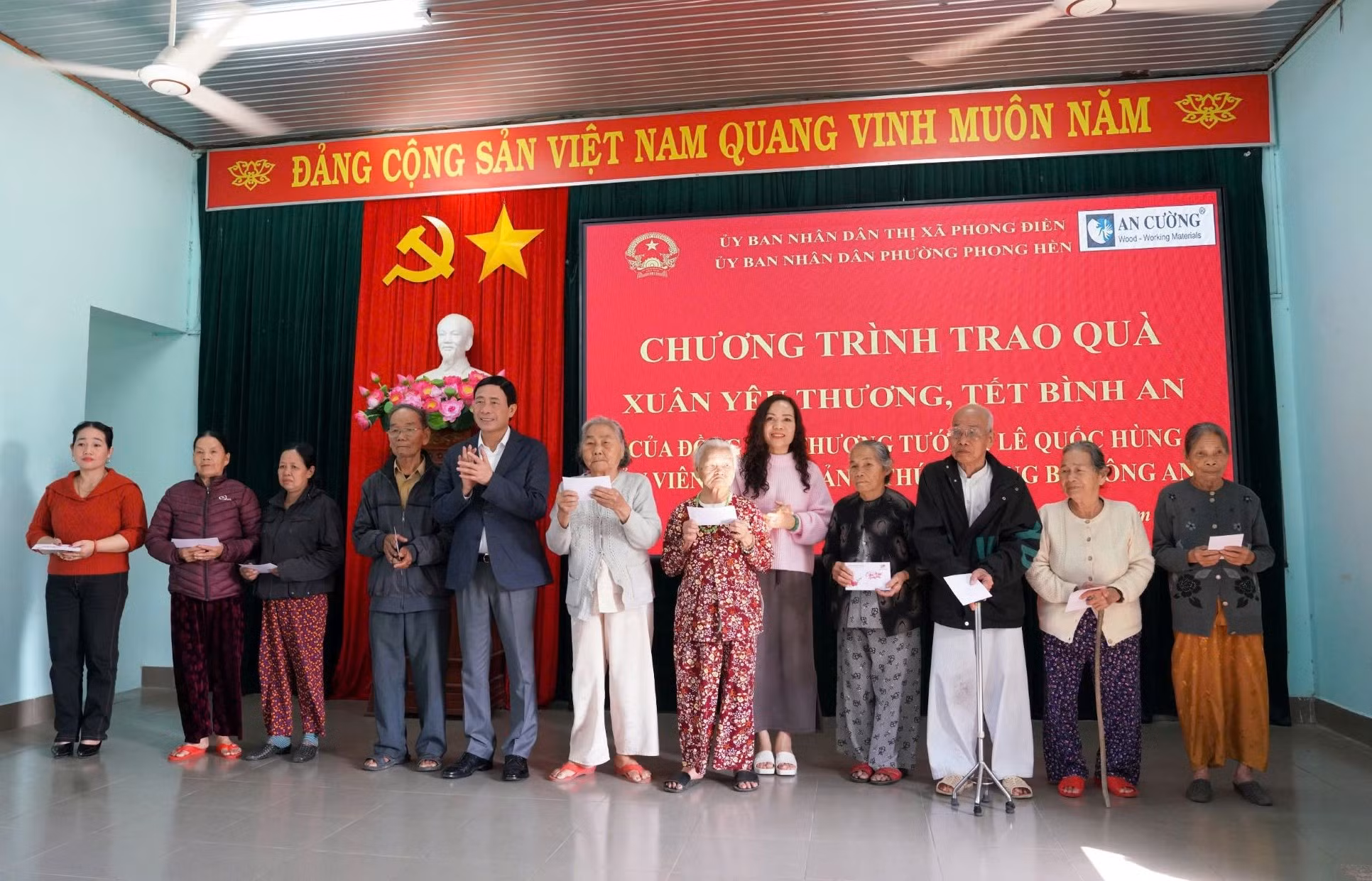 Thứ trưởng Lê Quốc Hùng thăm hỏi, động viên Công an phường và trao quà Tết cho người nghèo ở TP Huế -0