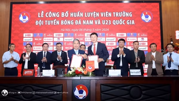 “Vén màn” điều khoản hợp đồng giữa VFF và huấn luyện viên Kim Sang Sik