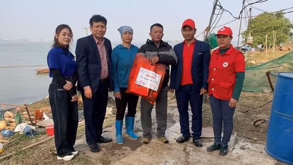 Công ty cổ phần Nhiệt điện Phả Lại chăm lo cho người nghèo dịp Tết Nguyên đán Ất Tỵ