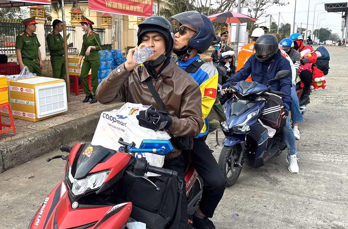 &nbsp;Công an Đắk Nông tiếp sức cho người dân trên đường về quê đón Tết -0