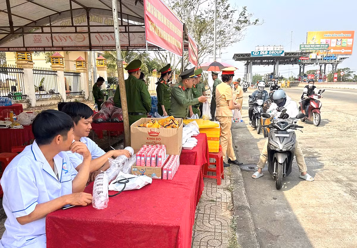 &nbsp;Công an Đắk Nông tiếp sức cho người dân trên đường về quê đón Tết -0