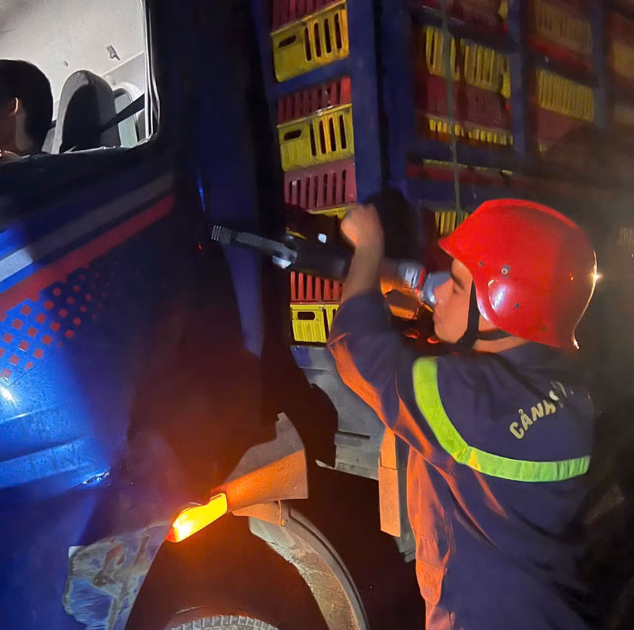 Cảnh sát PCCC - CNCH giải cứu thành công tài xế xe tải TNGT trên đường cao tốc Đà Nẵng – Quảng Ngãi. -0