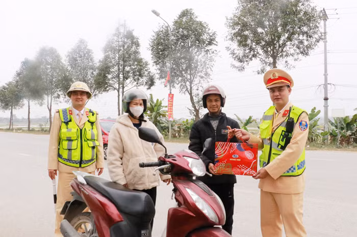 CSGT Công an Nghệ An hỗ trợ người dân về quê đón Tết -0