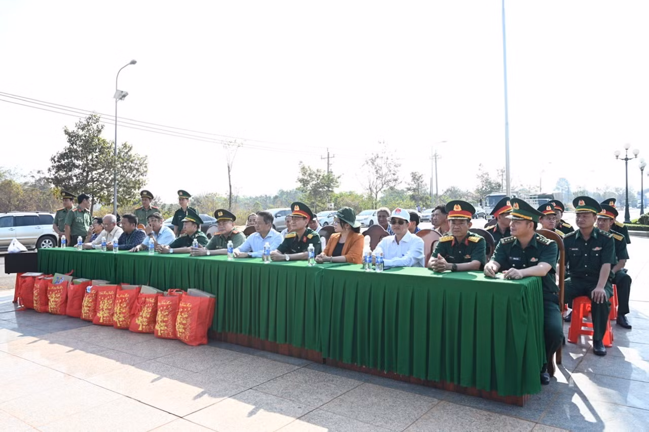 Trao quà tết cho người Việt tại Campuchia -0