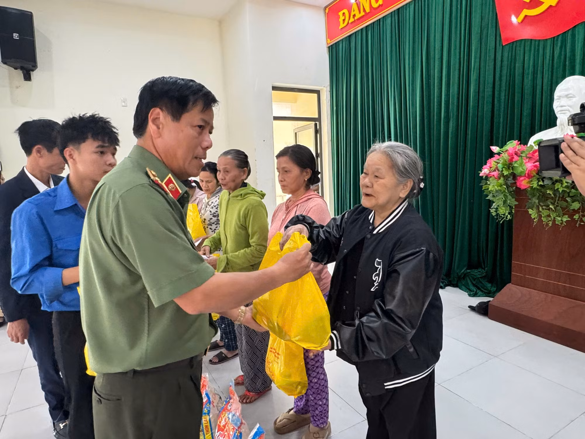 Đem “Xuân ấm áp, Tết sum vầy Ất Tỵ 2025 – Không để ai bị bỏ lại phía sau” đến bà con nghèo xã Hòa Nhơn -0